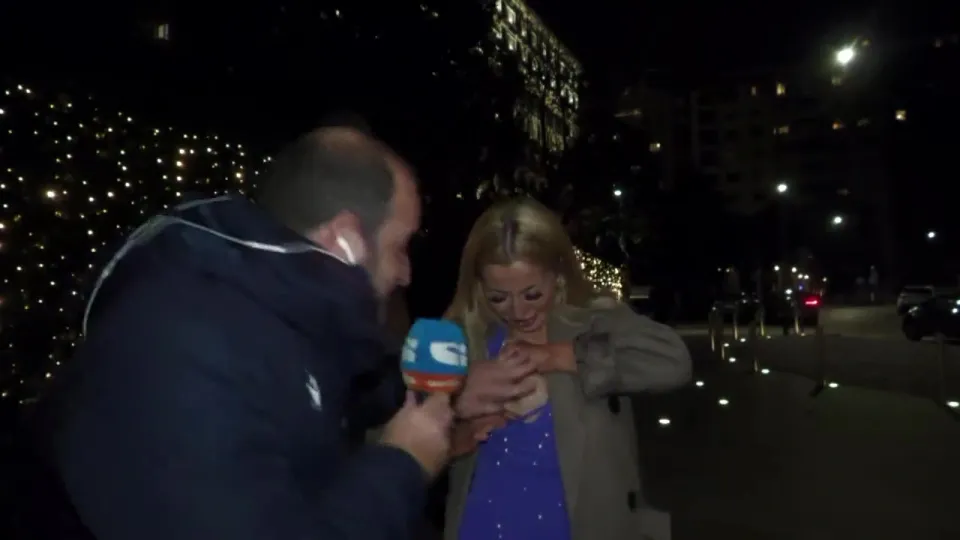 Фенка шокира тв водещ, извади гърдата си в ефир (ВИДЕО)