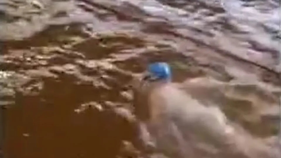 Деца в кафявата вода: Шокиращи кадри от басейна в Перник (ВИДЕО)