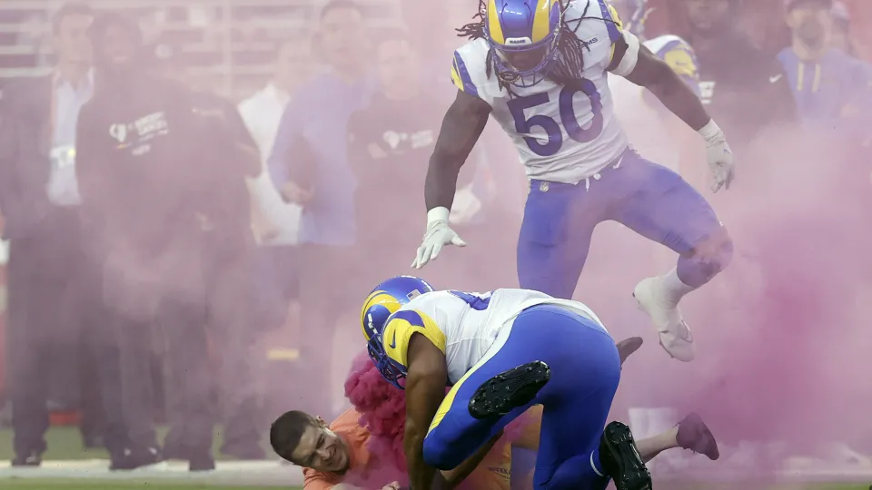 Звезди от NFL размазаха нахалник на терена (ВИДЕО)