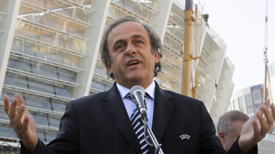 Мишел Платини ще издигне кандидатурата си за президент на ФИФА