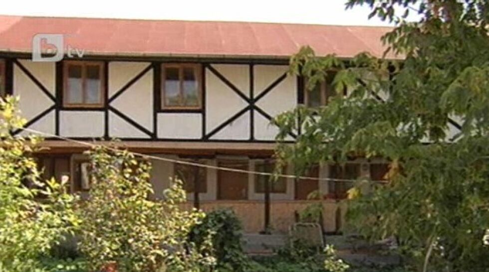 Отец Иван от Нови Хан отслужва литургия в памет на патриарх Максим