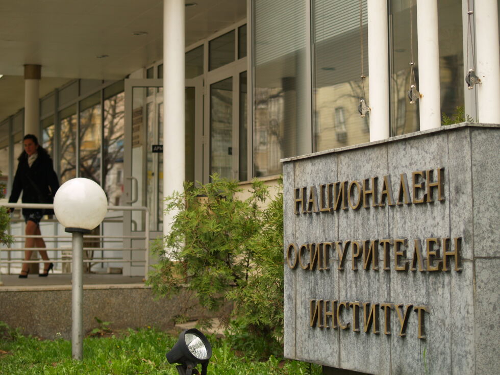 Неясноти около осигуровките на хиляди младежи