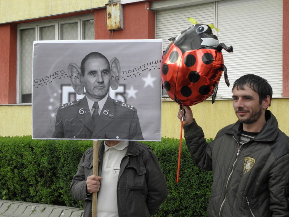 Флашмоб срещу "ината на Цветанов" пред полицията в Благоевград