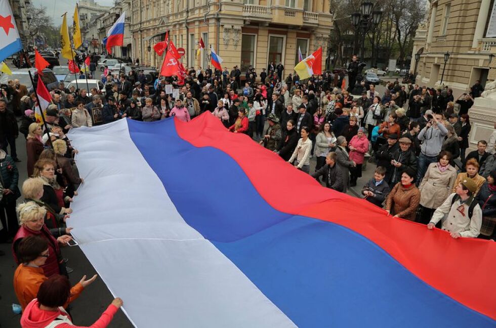 Сблъсъци в Одеса, сепаратистите в Донецк правят "народна армия"
