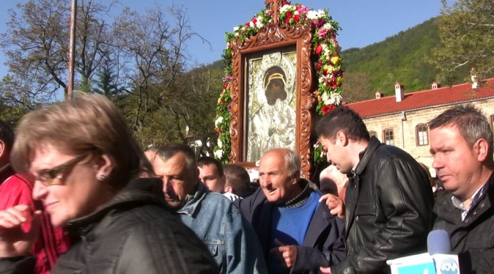 Литийно шествие изнесе чудотворната икона от Бачковския манастир
