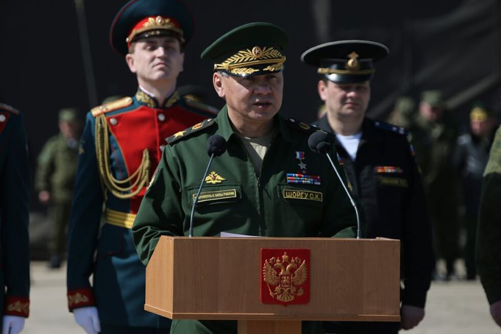 Русия отговаря на украинските събития с нови учения