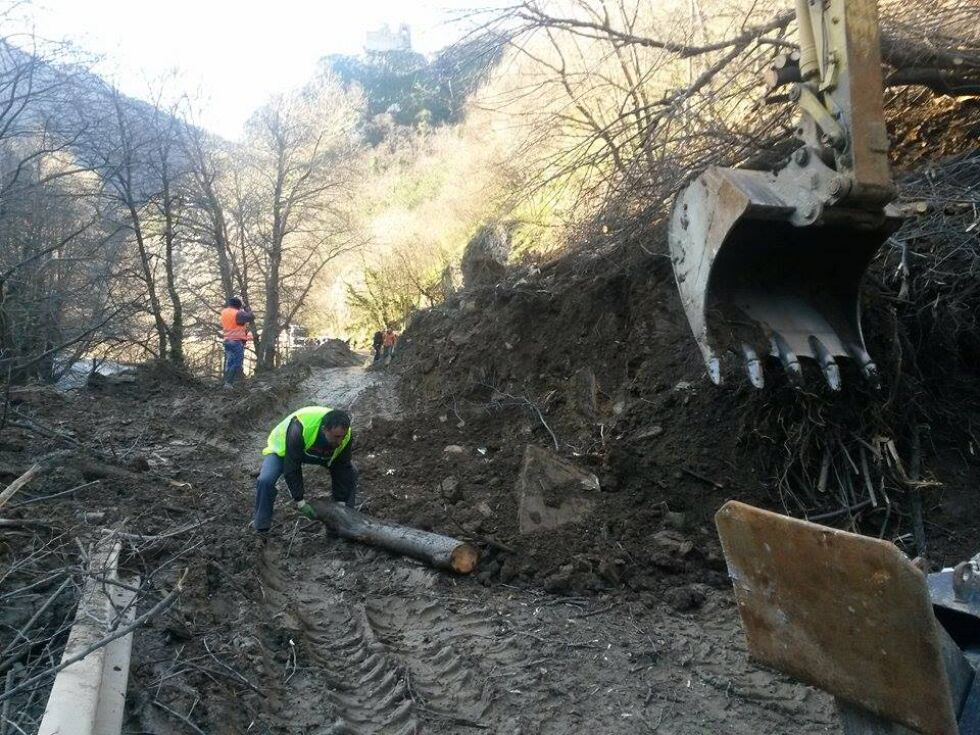 Ново голямо свлачище затрупа пътя между Асеновград и Смолян