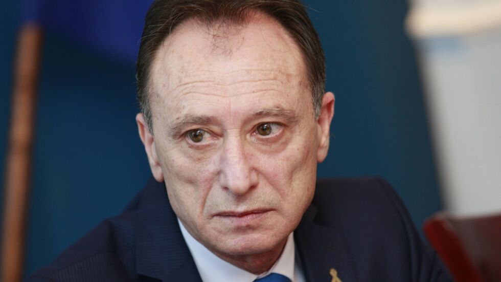 Шефът на Фонда за лечение на деца сключил неизгодни договори за близо 500 хил. лв.