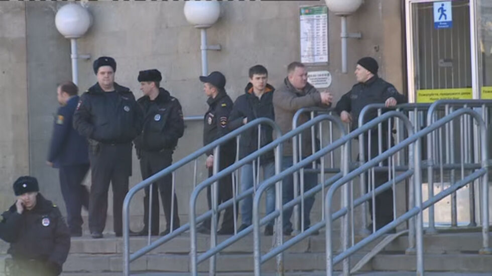 Полицията в Санкт Петербург затвори три станции на метрото заради сигнал за бомби