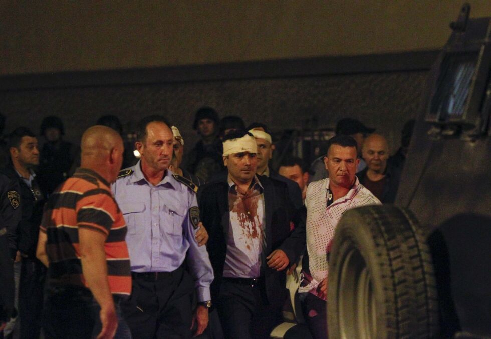 Протестиращи нахлуха в македонския парламент, Зоран Заев е ранен (СНИМКИ И ВИДЕО)