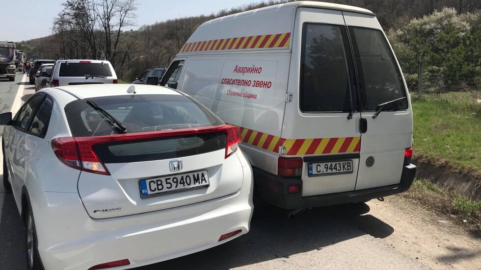 Коли в аварийната лента затрудниха минаването по "Тракия"
