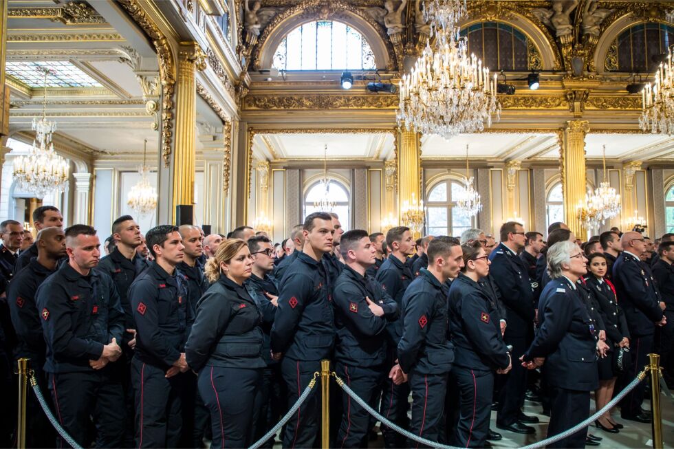 Франция почита пожарникарите, спасили "Нотр Дам" от рухване