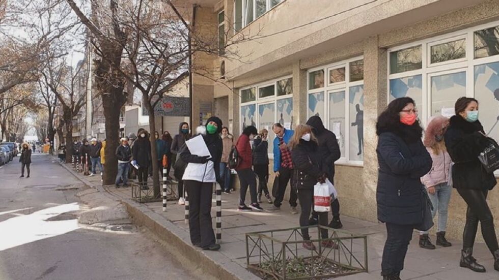 Скандали пред бюрата по труда, служители напускат заради напрежението
