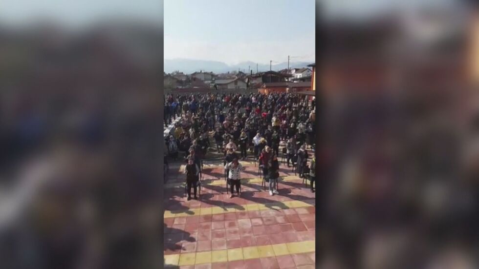 Прокуратурата разследва масовото струпване на хора пред църква в Самоков на Цветница