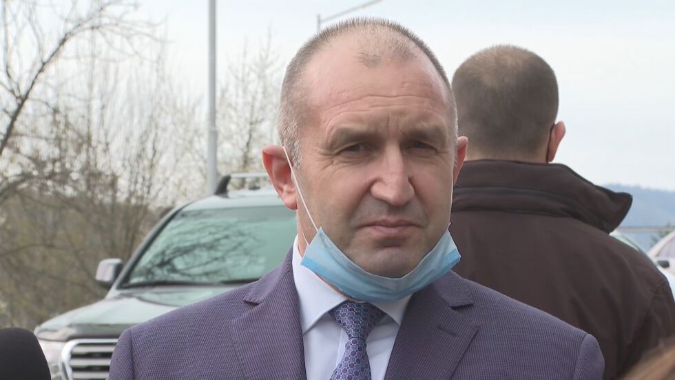 Румен Радев: Няма да ме видите в хора на паниката, колкото и рейтингово да е в момента