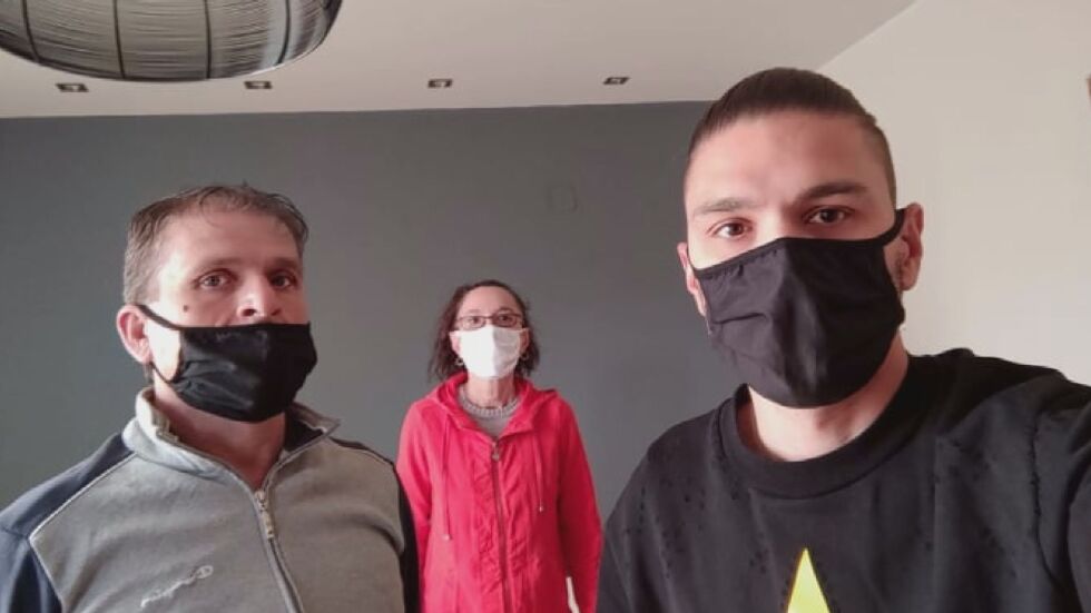 COVID-19 у дома: Животът под карантина на едно семейство с коронавирус