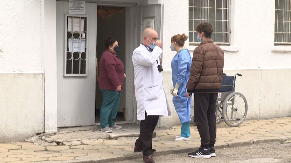 Медиците в Сливен са на предела, търсят се доброволци