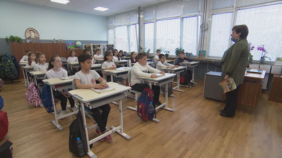 Отново в клас: За пореден път част от децата се върнаха  в училище (ОБЗОР)