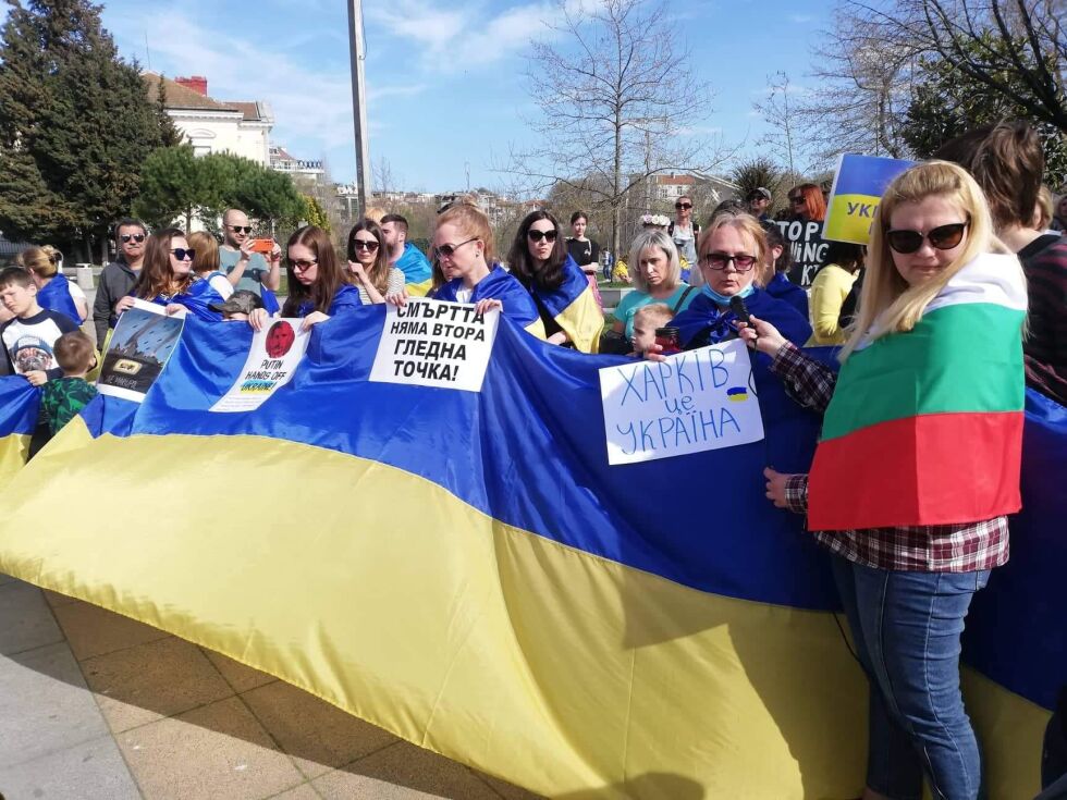 Протест в Бургас срещу войната в Украйна (СНИМКИ)