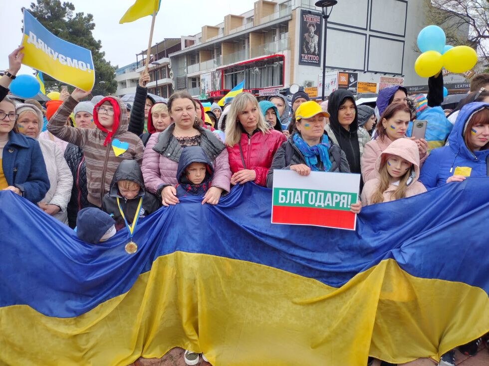 В знак на благодарност за гостоприемството: Хиляди украинци на шествие в „Слънчев бряг“