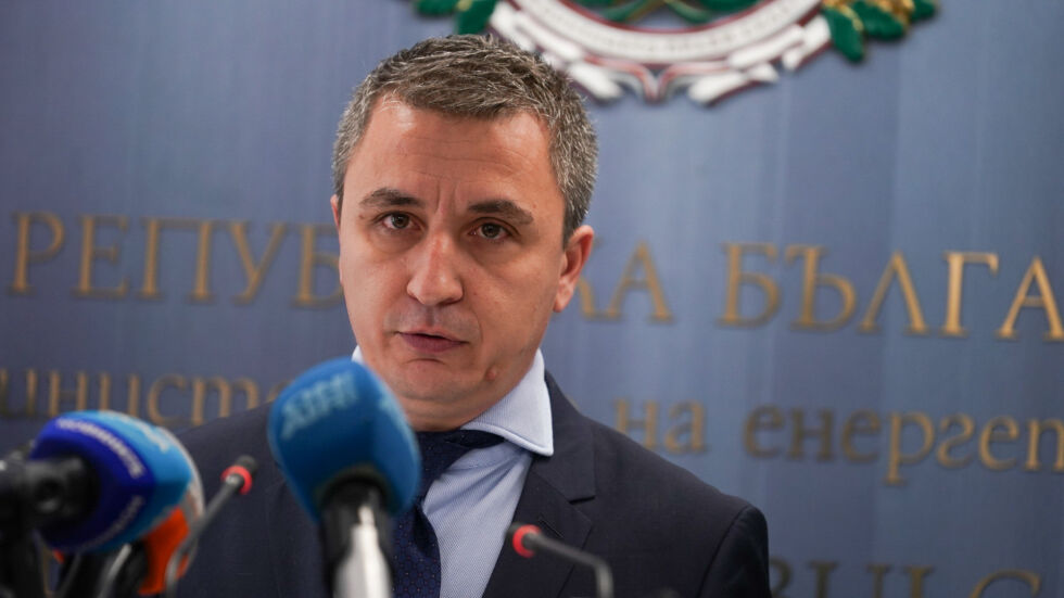 Александър Николов подаде оставка