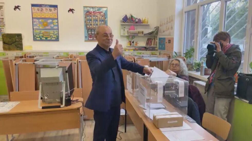 Ахмед Доган гласува с хартия (ВИДЕО)
