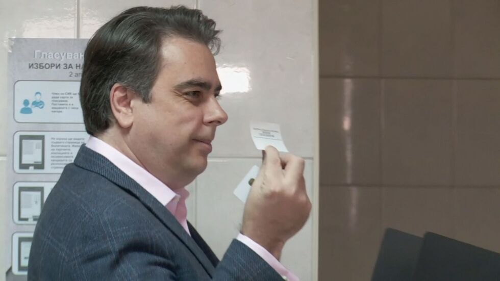 Асен Василев успя да гласува от третия път с машина