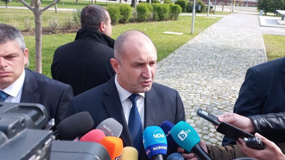 Радев е готов да забави връчването на първия мандат