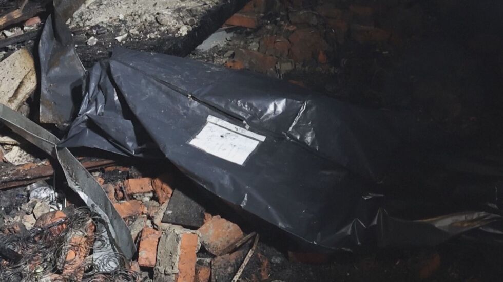 Извадиха тялото на дете от мястото на поредното руско нападение с дронове в Харков (ВИДЕО)
