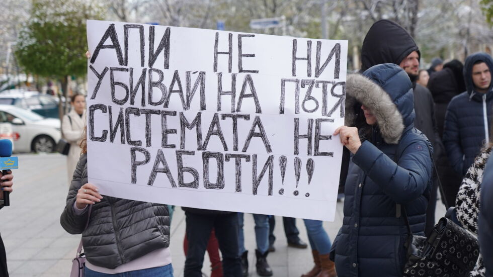 "Загина, правейки добро": Хиляди на протест в Телиш след смъртта на 12-годишната Сияна