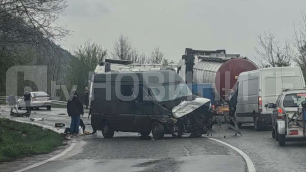 Катастрофата край Български извор: Гумите на буса, ударил се в тежкотоварен автомобил, били на 10 г. 