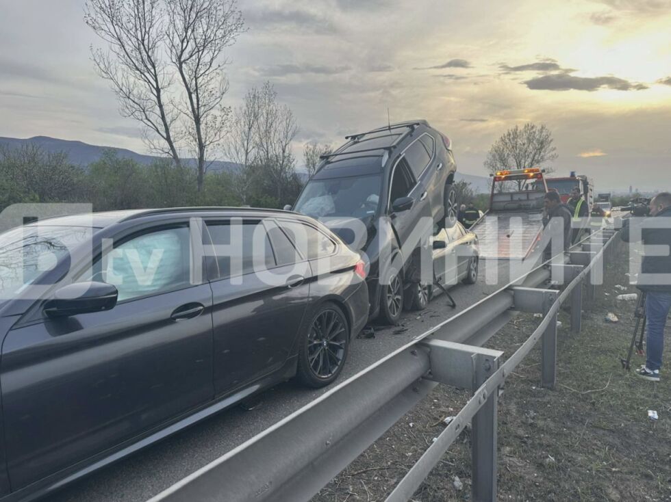 Две верижни катастрофи с общо 12 автомобила на АМ „Тракия“