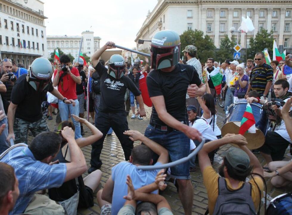 Белият автобус се върна при протестиращите