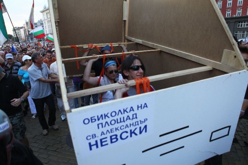 Белият автобус се върна при протестиращите