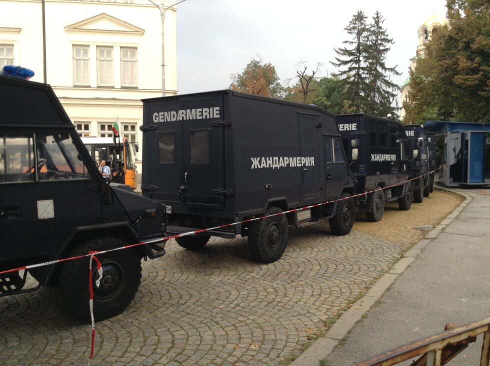 "Стена" от коли на жандармерията между протестиращи и депутати