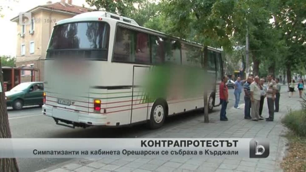 Опашка на подписката в защита на кабинета „Орешарски” и хоро в Кърджали (ВИДЕО)