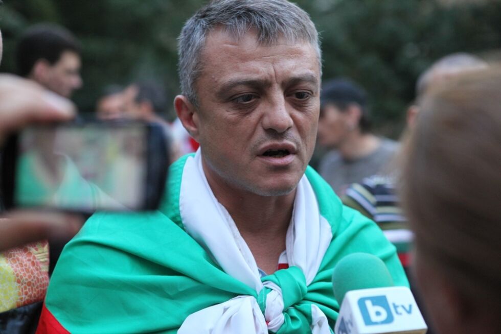 Петното на протест пред БНТ срещу войната в Сирия