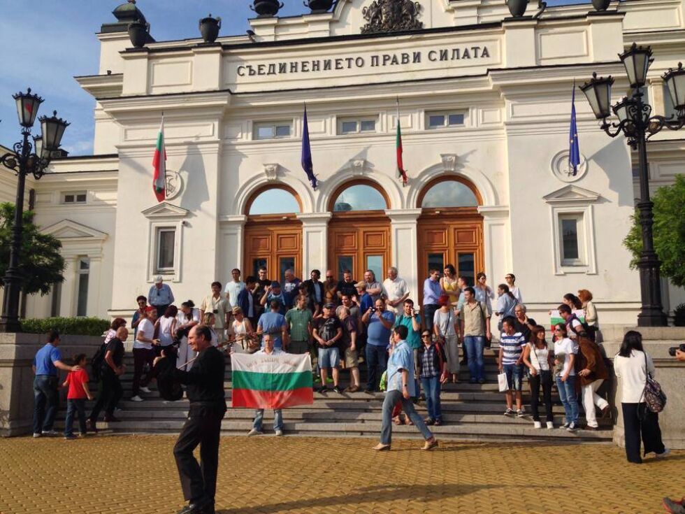 Протестиращите с прощална снимка пред парламента