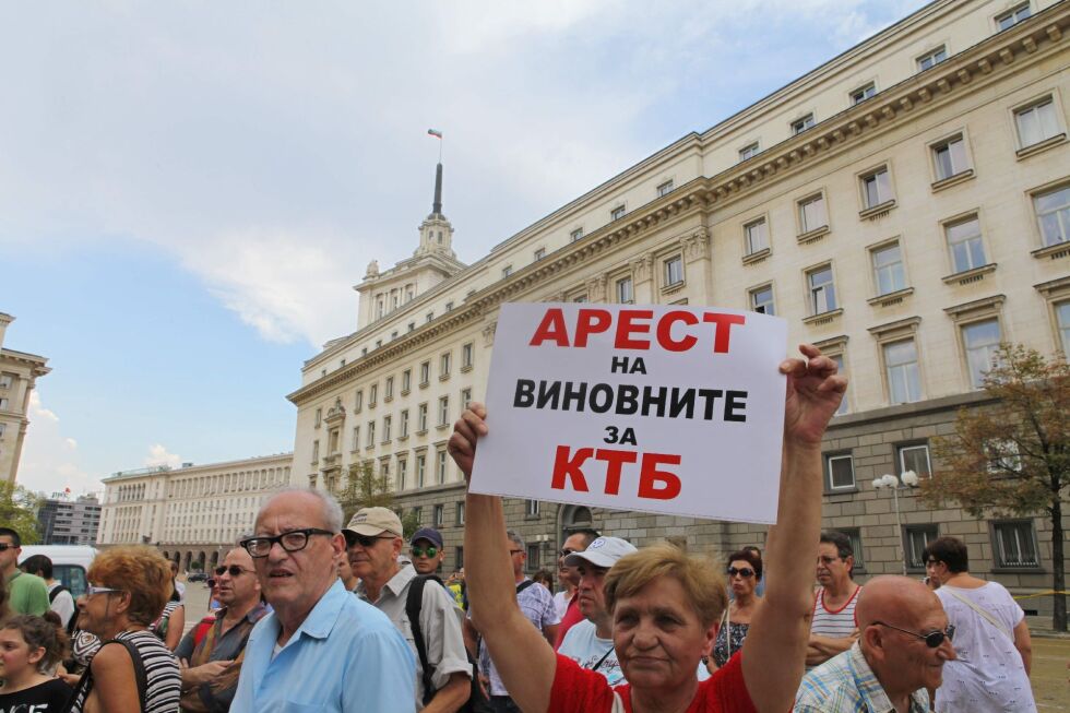 Клиенти на КТБ настояват за блокиране на всички активи на банката