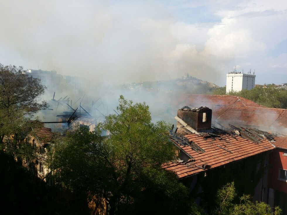 Пожарът в тютюневите складове в Пловдив е овладян