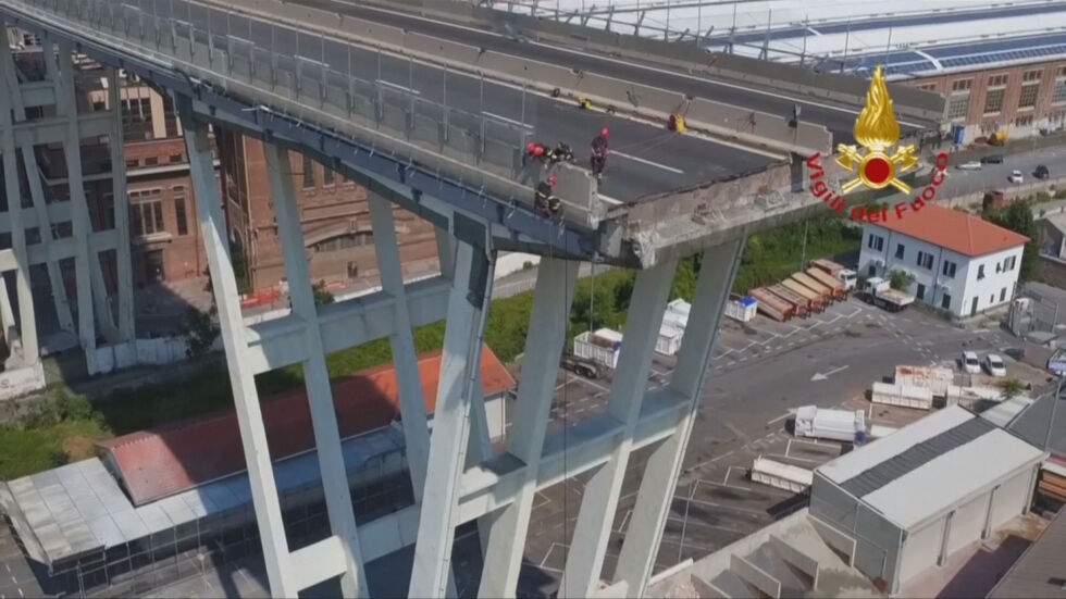 Кадри от охранителни камери показаха рухването на моста в Генуа