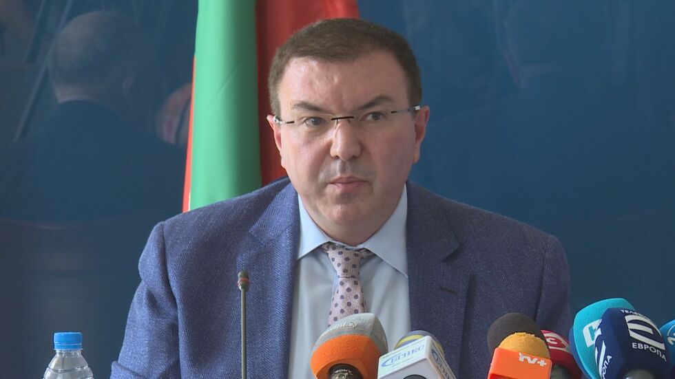 Здравният министър издаде заповедта за по-строгите противоепидемични мерки