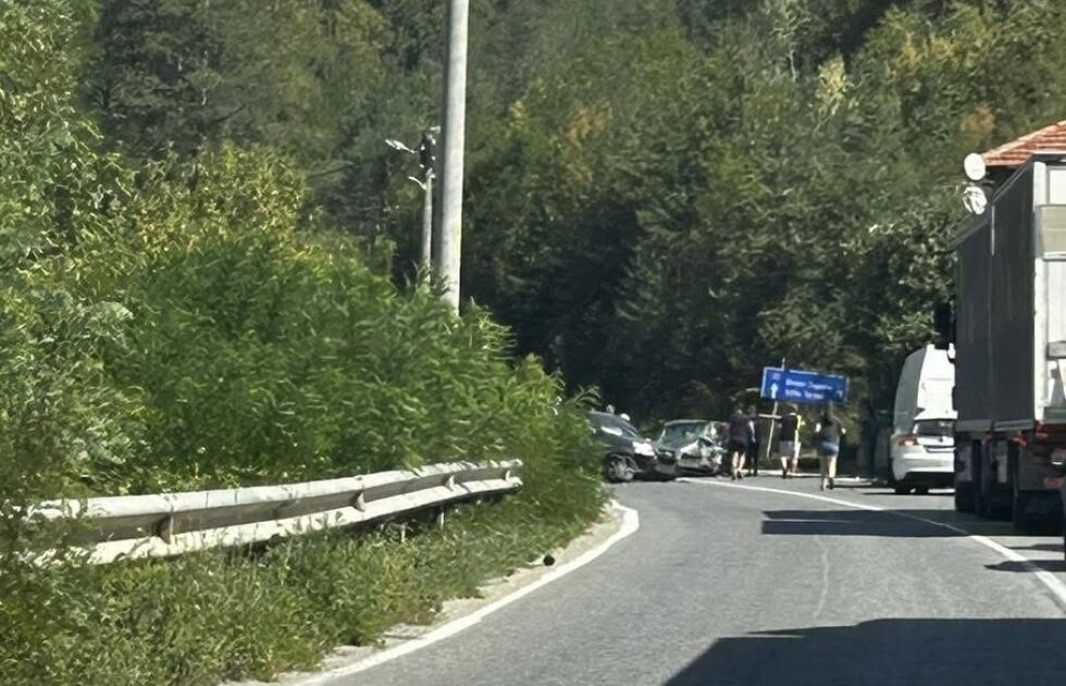 Верижна катастрофа ограничи движението през Прохода на Републиката