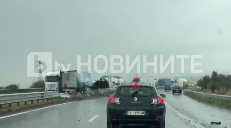 Магистрала „Хемус“ е блокирана, тежка катастрофа между тирове (ВИДЕО, СНИМКИ)