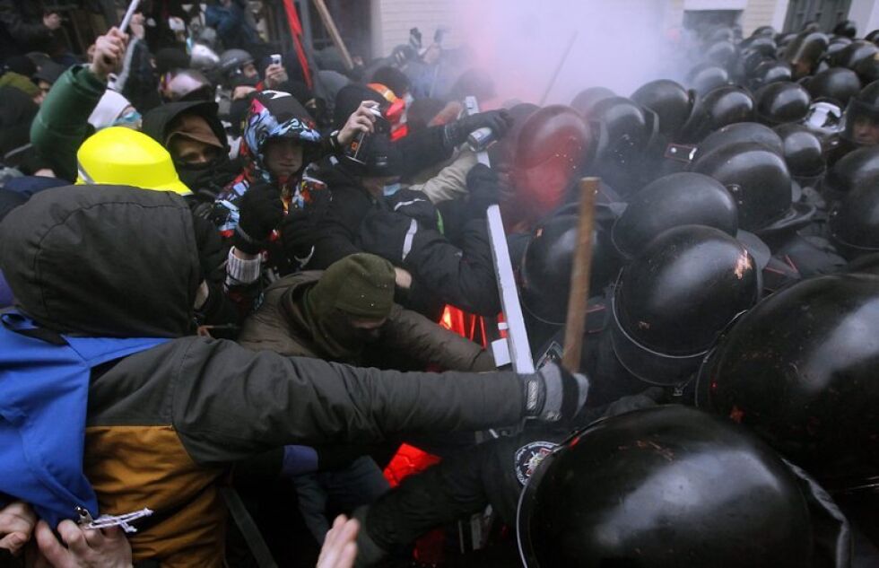 По 500 долара получили полицаите, били демонстранти в Украйна