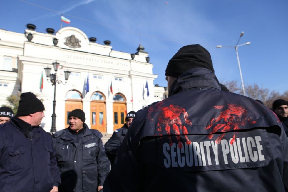 Ръкопляскания и цветя за двете студентки на излизане от ареста