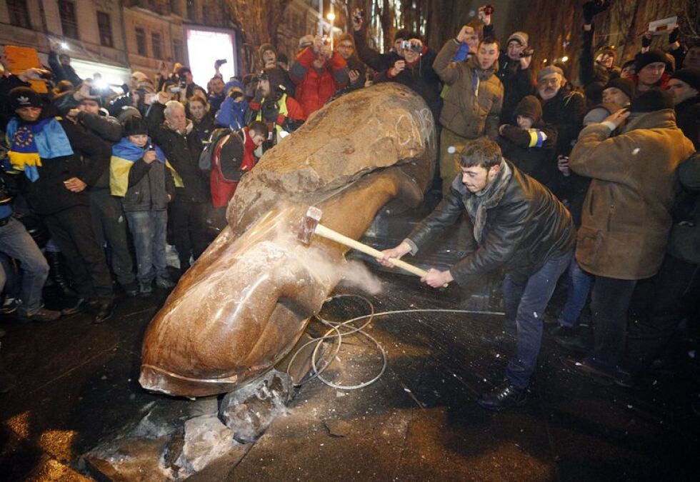 Украински националисти свалиха статуя на Ленин в Киев