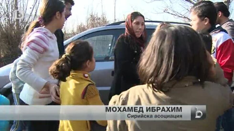 Подаръци за стотици деца бежанци във "Военна рампа"