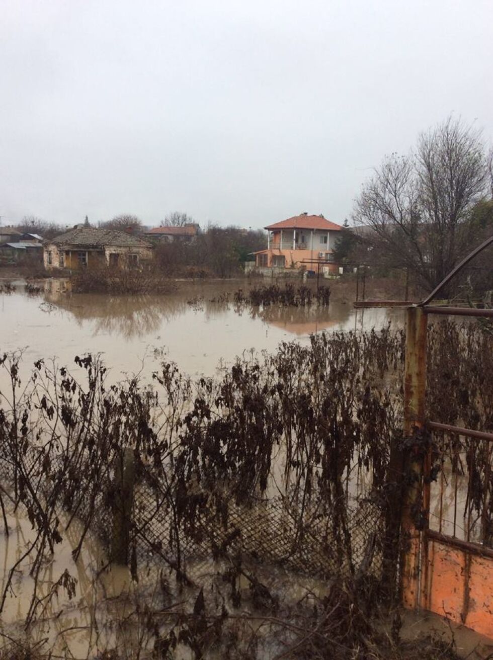 Река Средецка преля и наводни село Дебелт