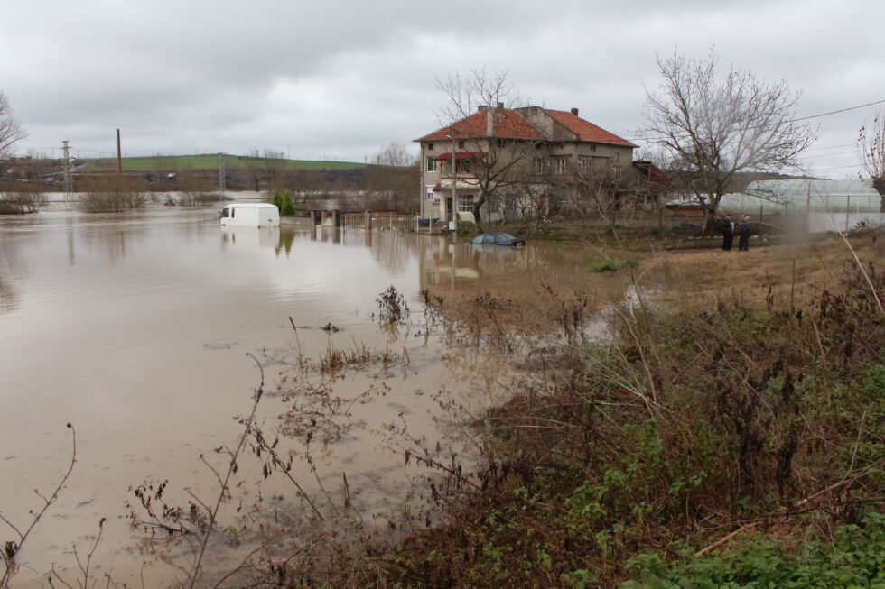 Студ, мрак и придошли води из цялата страна (ОБЗОР)